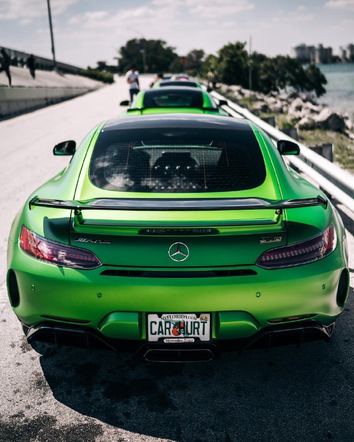 一组绿色帅气的奔驰AMG GT-R x3图片