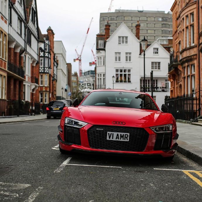 伦敦，长“胡须”版奥迪 Audi R8 V10 Plus
