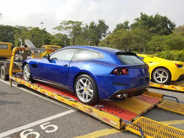 一組帥氣的藍(lán)色法拉利GTC4Lusso T圖片