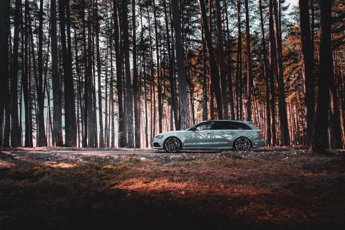 一组水泥灰的奥迪 RS6 Avant图片欣赏