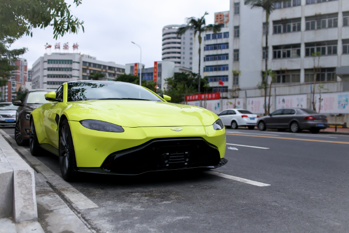 亮色的阿斯顿马丁V8 Vantage ​​​​图片