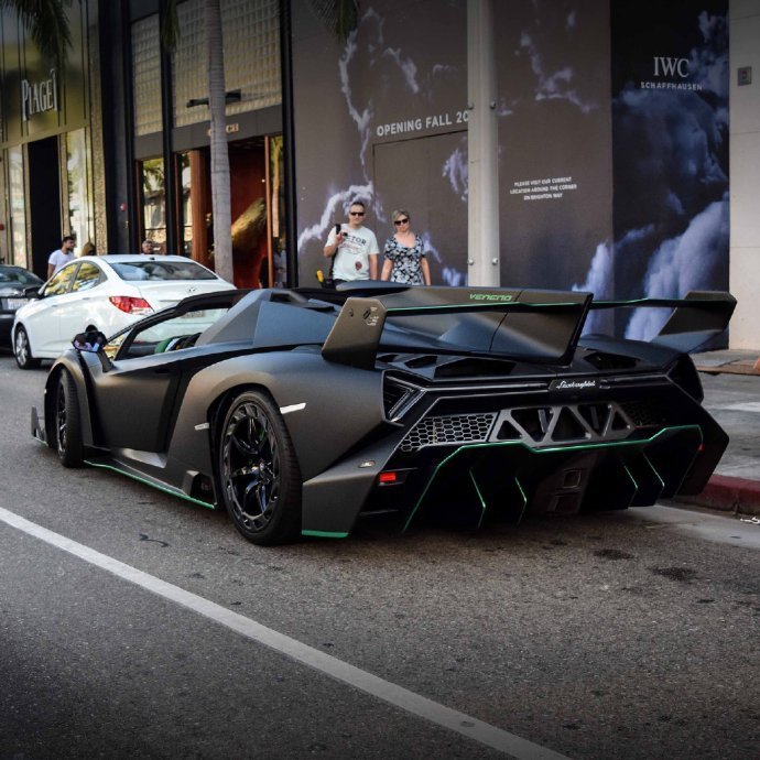 一枚黑色毒药 —— 哑光黑兰博基尼Veneno Roadster