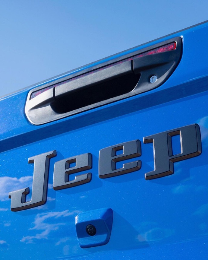 一组蓝色全新JEEP 牧马人 皮卡版图片欣赏