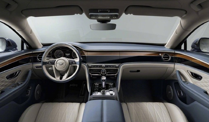 全新Bentley Flying Spur采用全新的造型设计