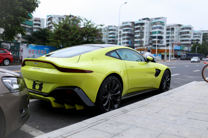 亮色的阿斯頓馬丁V8 Vantage ????圖片