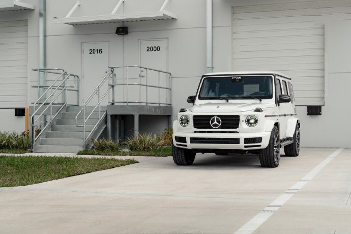 Mercedes-Benz G550，白色够个性