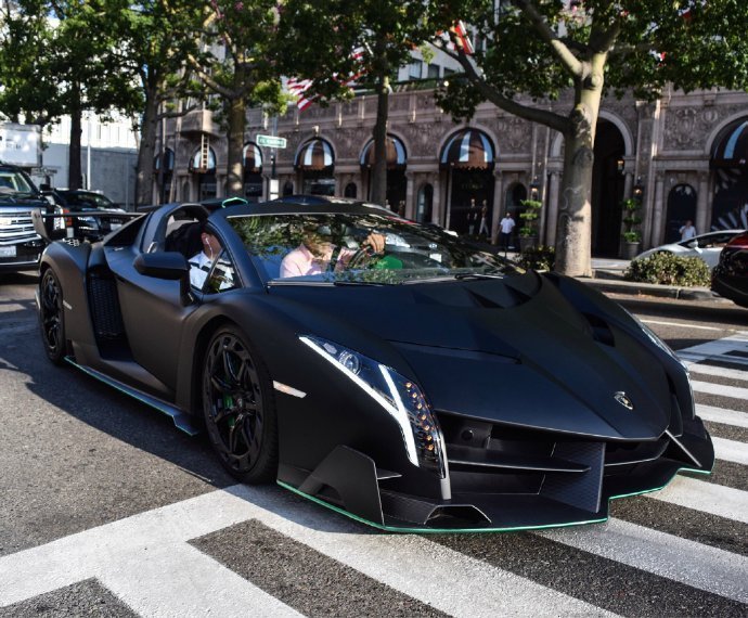 哑光黑兰博基尼Veneno Roadster 酷酷的