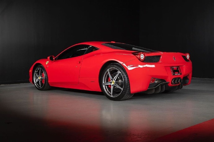 一組紅色帥氣的2013 Ferrari 458 Italia