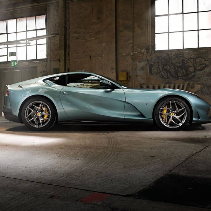 Ferrari 812 Superfast 這個顏色真沒見過