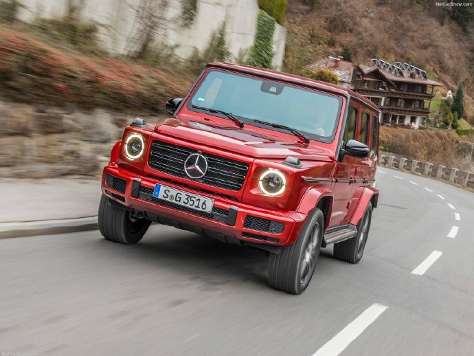 红色帅气靓丽的Mercedes-Benz G350d图片