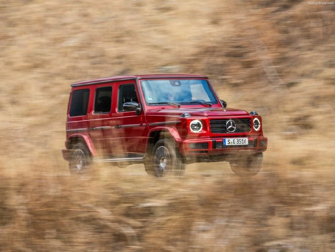 红色帅气靓丽的Mercedes-Benz G350d图片