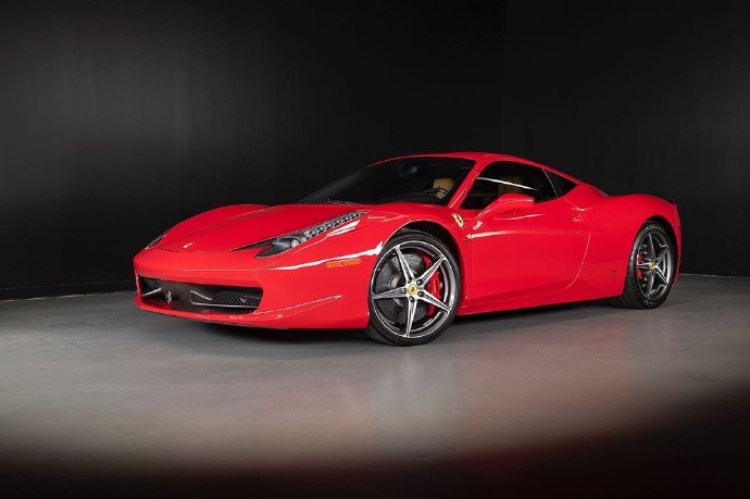 一組紅色帥氣的2013 Ferrari 458 Italia