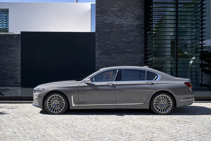 2019 BMW 750L银灰色宝马帅气图片欣赏