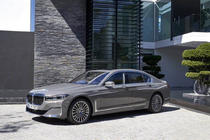 2019 BMW 750L银灰色宝马帅气图片欣赏