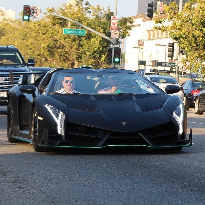 一枚黑色毒药 —— 哑光黑兰博基尼Veneno Roadster