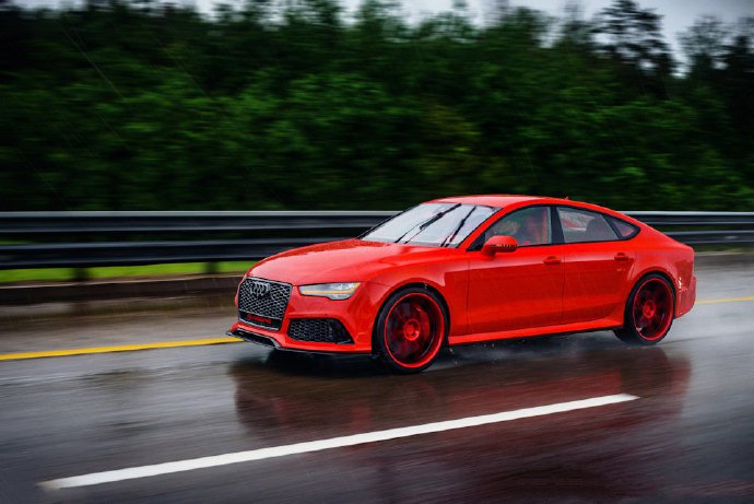 雨中奔跑的红色奥迪RS7 ​​​​图片欣赏