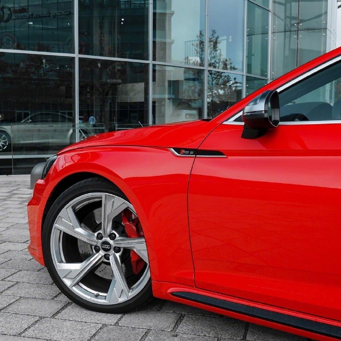 一组帅气的红色奥迪RS5图片
