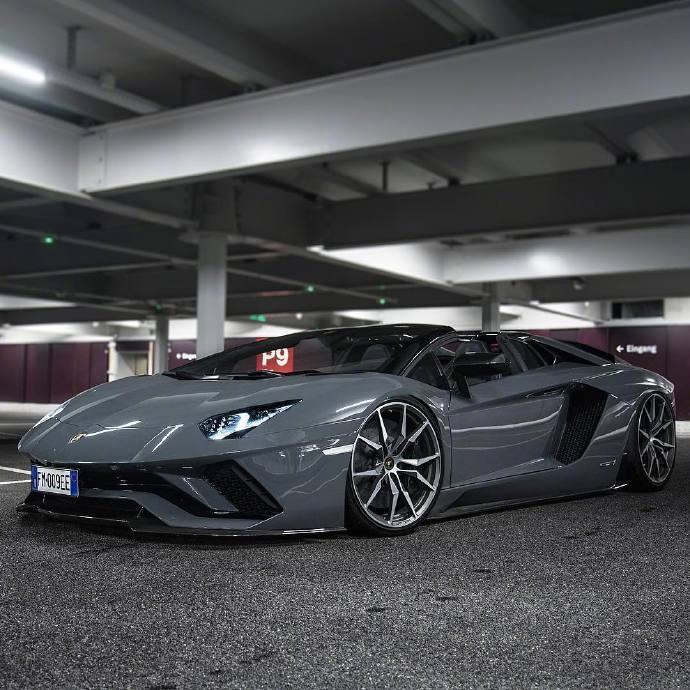 兰博基尼Aventador S Roadster，每个男人心中都有一个大牛梦