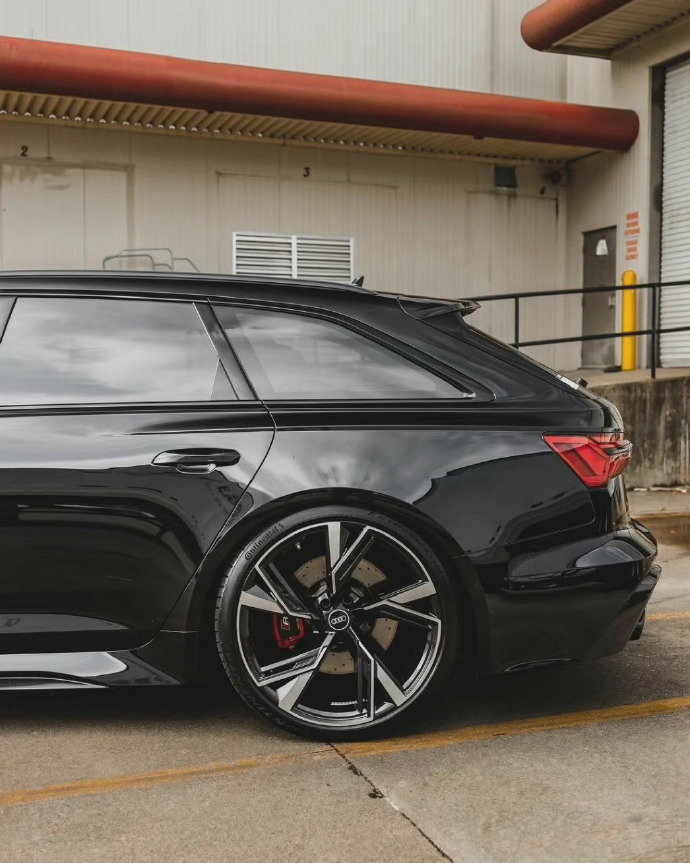 一组黑色的奥迪 RS6 Avan实拍图片