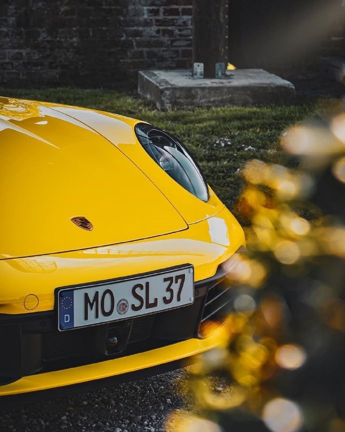 黄色的保时捷911 Carrera S