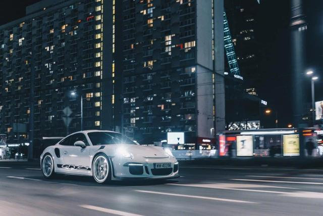 保时捷911 GT3 RS黑夜炸街，帅气满分
