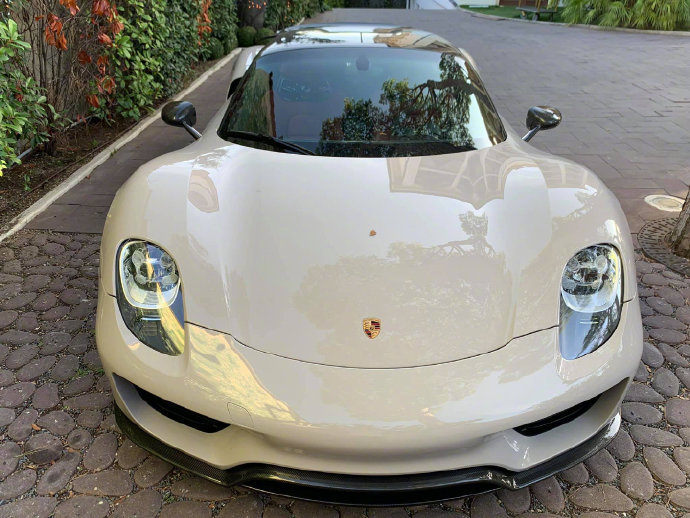 保时捷918 Spyder，颜色很特别