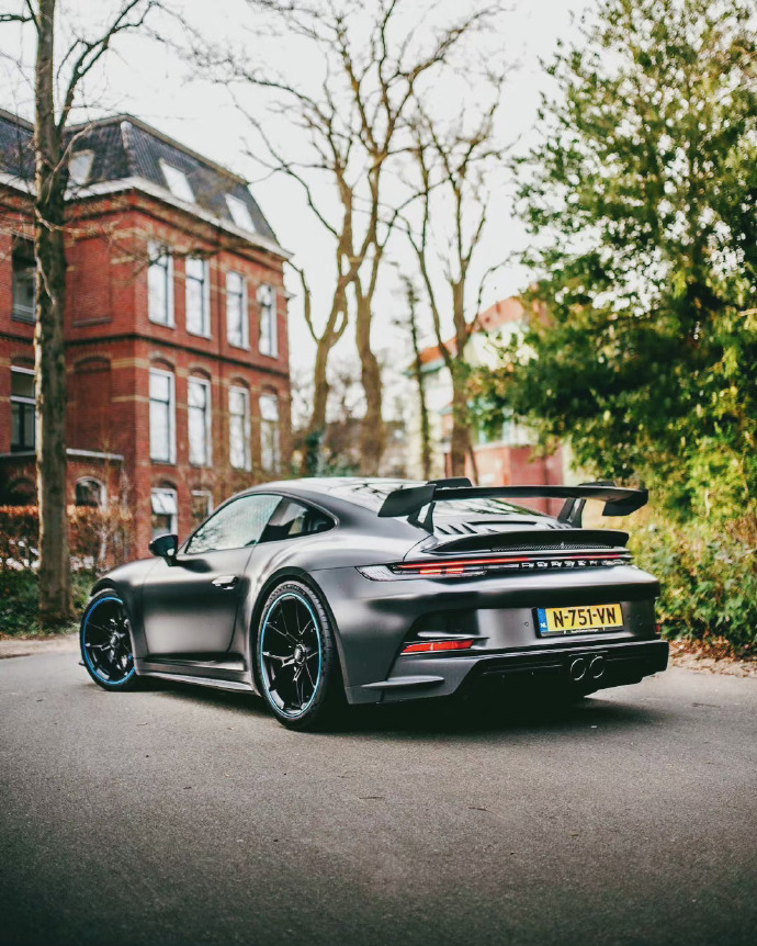 一組亮閃閃的保時捷911 GT3跑車圖片