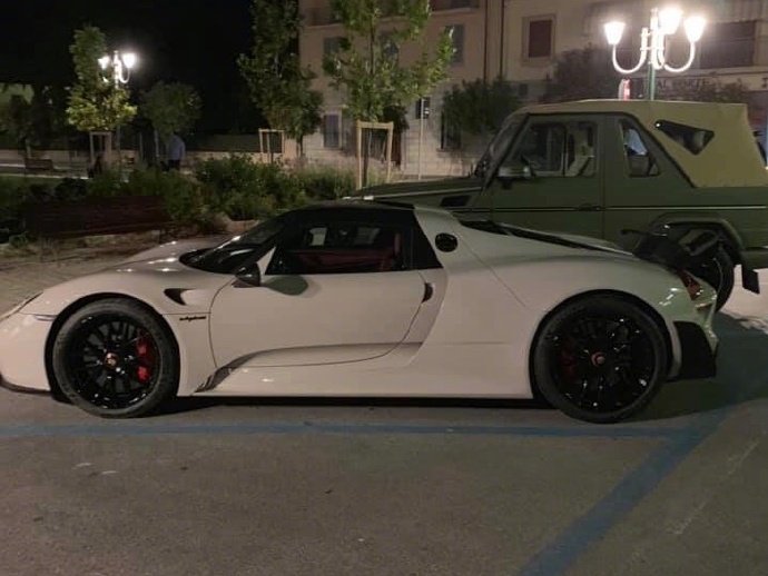 保时捷918 Spyder，颜色很特别