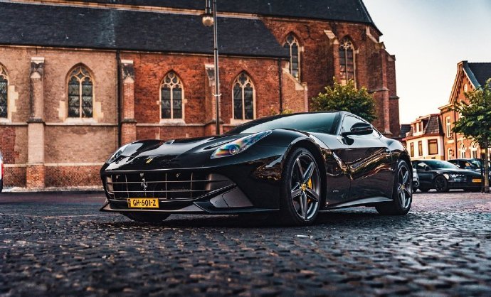 法拉利Ferrari F12，擁有獨特魅力的黑色駿馬