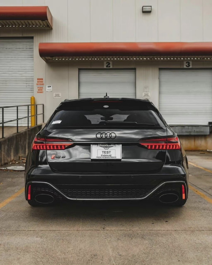 一组黑色的奥迪 RS6 Avan实拍图片