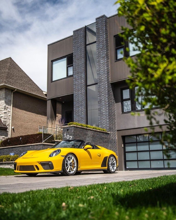 一台手动挡的敞篷保时捷911 Speedster，太棒了