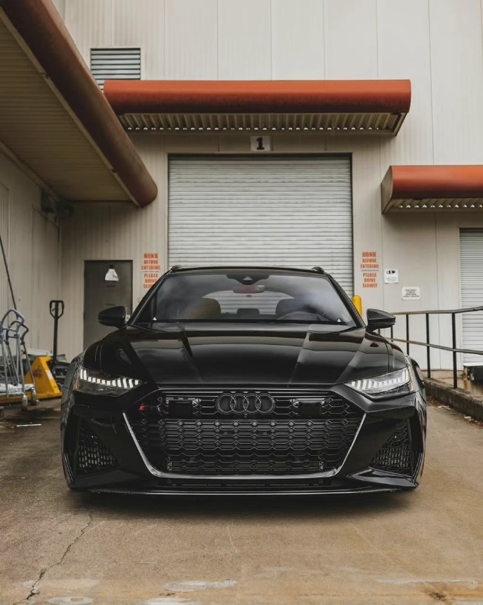 一组黑色的奥迪 RS6 Avan实拍图片