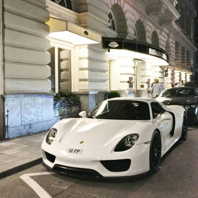 一组白色保时捷918 Spyder跑车图片