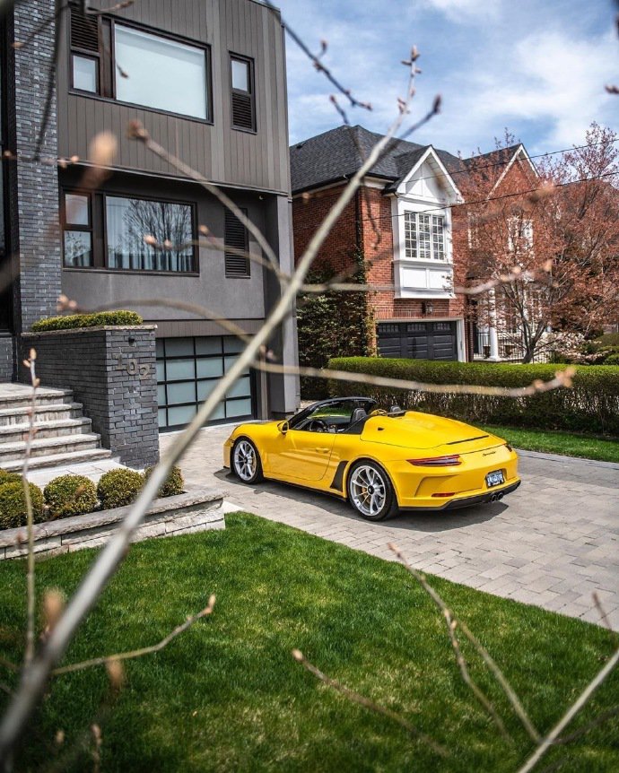 一台手动挡的敞篷保时捷911 Speedster，太棒了