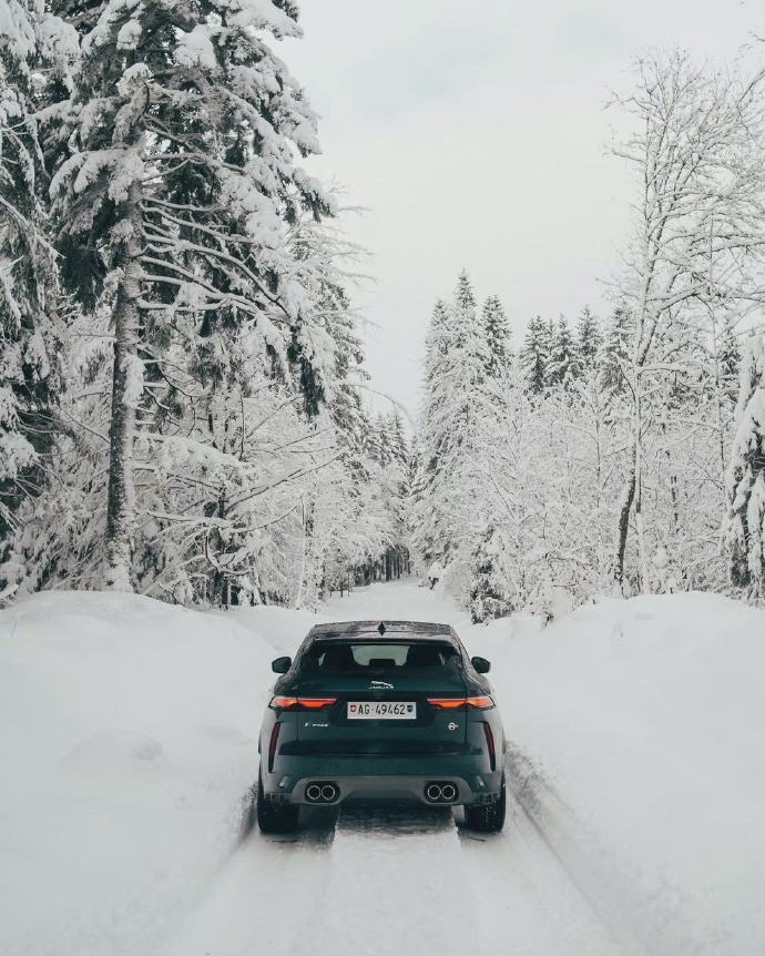 冰天雪地里的捷豹F-Pace SVR写真图片