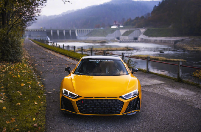 Audi R8 动力强，颜值高