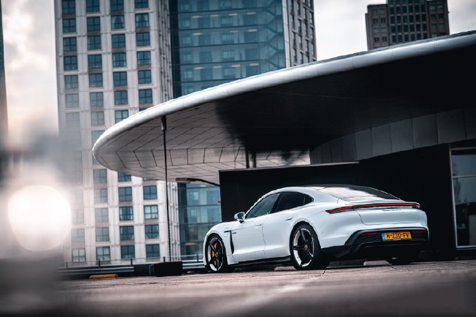 保时捷Taycan Turbo S ​​​，200万的电动车颜值就是高