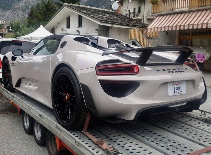 保时捷918 Spyder，颜色很特别