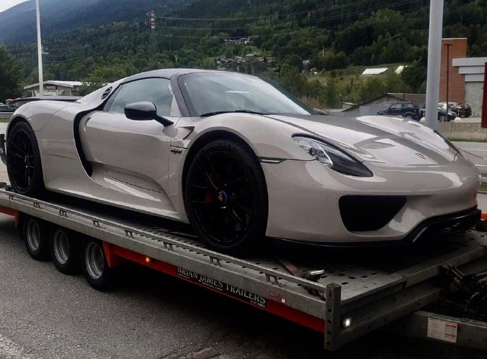 保时捷918 Spyder，颜色很特别