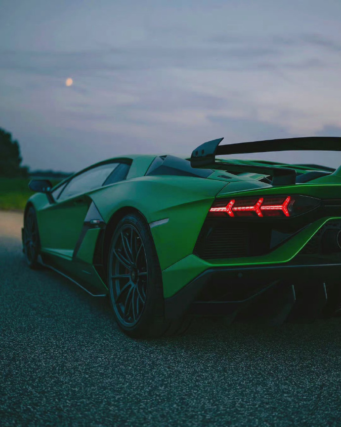 綠色的蘭博基尼 Aventador SVJ圖片