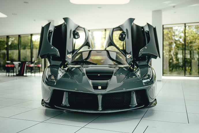 法拉利LaFerrari ，擁有蝴蝶門的躍馬太帥了