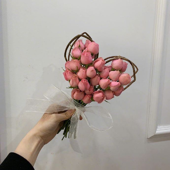 一组超美的玫瑰花做的爱心花束