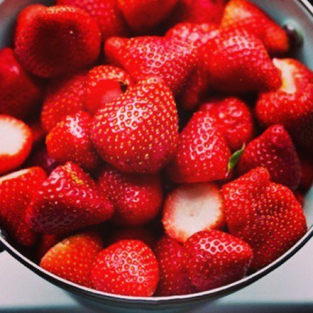 一组柔嫩汁多的草莓图片