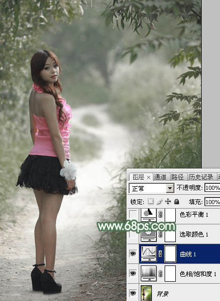 Photoshop给林间路上的美女加上梦幻的绿色调