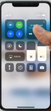 iPhone11pro max开启控制中心的方法步骤截图