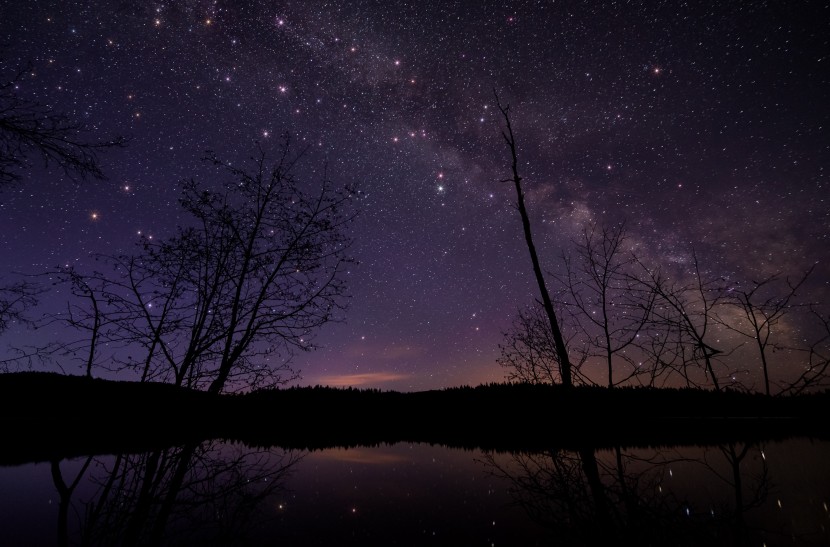 黑色夜幕下璀璨的星空风景图片