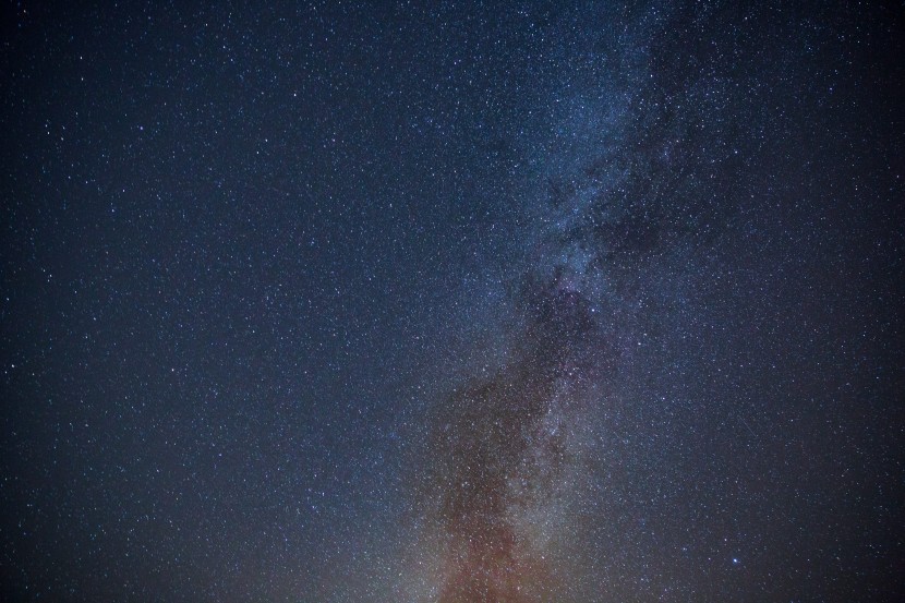 黑色夜幕下璀璨的星空风景图片