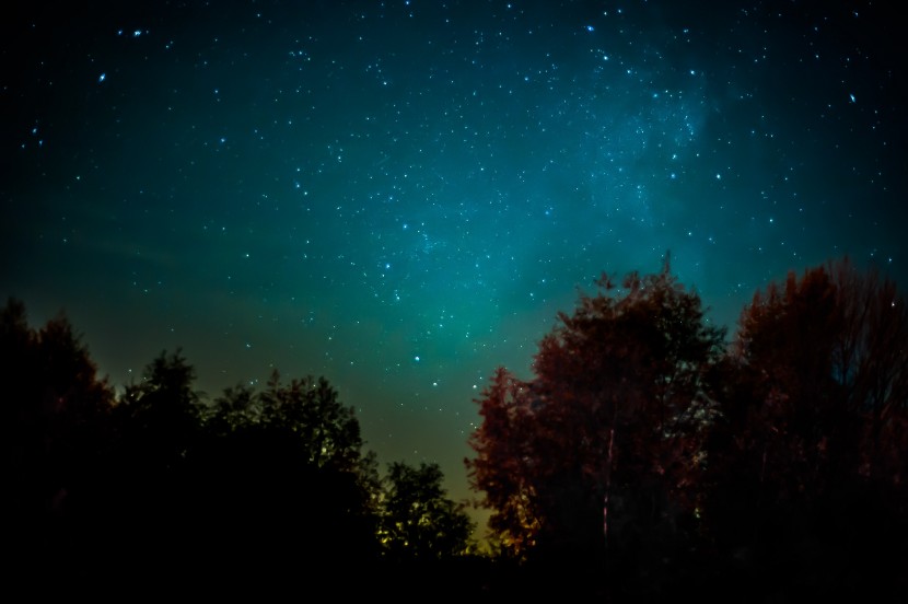 黑色夜幕下璀璨的星空风景图片