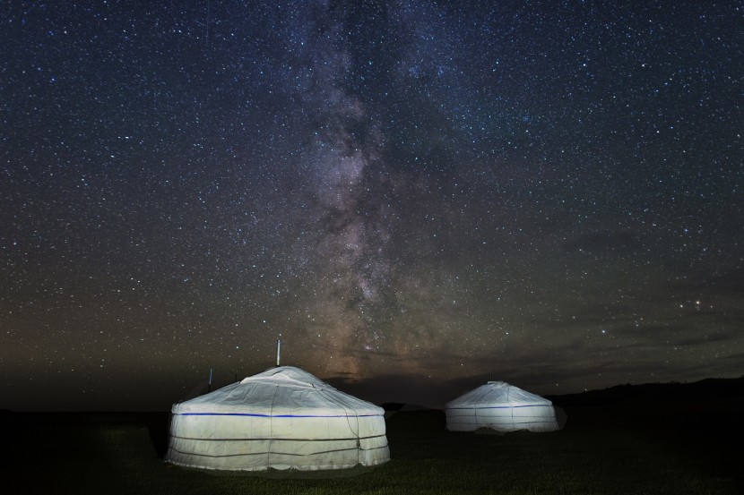 黑色夜幕下璀璨的星空风景图片