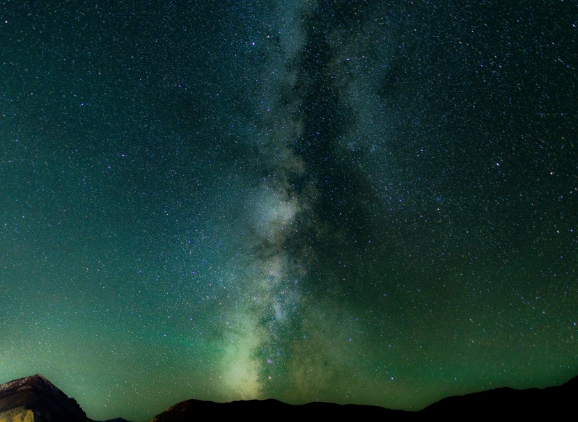 黑色夜幕下璀璨的星空风景图片